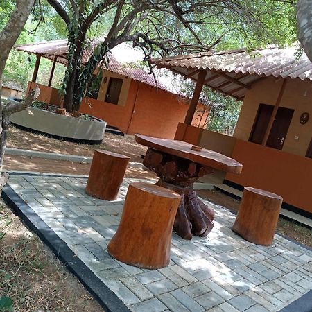 Hotel Niyagala Lodge สิกิริยา ภายนอก รูปภาพ